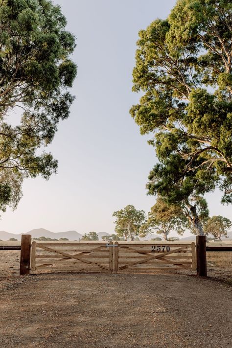 Timber Gate and Fencing Project Gallery — Strukta Fencing Farm Fencing Ideas, Country Fencing, Farm Driveway, Rural Fencing, Farm Fence Gate, Farmhouse Fence, Farm Gates Entrance, Farm Fencing, Timber Fence