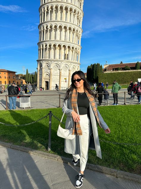 Italy Tourist Outfits, Rome Aesthetic Outfit, Tourist Aesthetic, Architecture Outfit, Rome Italy Aesthetic, Italy Tourist, Tourist Outfit, Pisa Italy, Europe Outfits