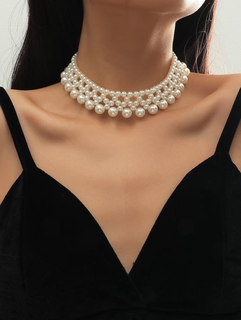 Pearl Necklaces Layered, Pearl Collar Necklace, White Jewelry Aesthetic, Pearl Choker Outfit, White Necklace Jewelry, White Beaded Jewelry, Pearls Outfit, Pearl Clothes, Pearl Necklace Colorful