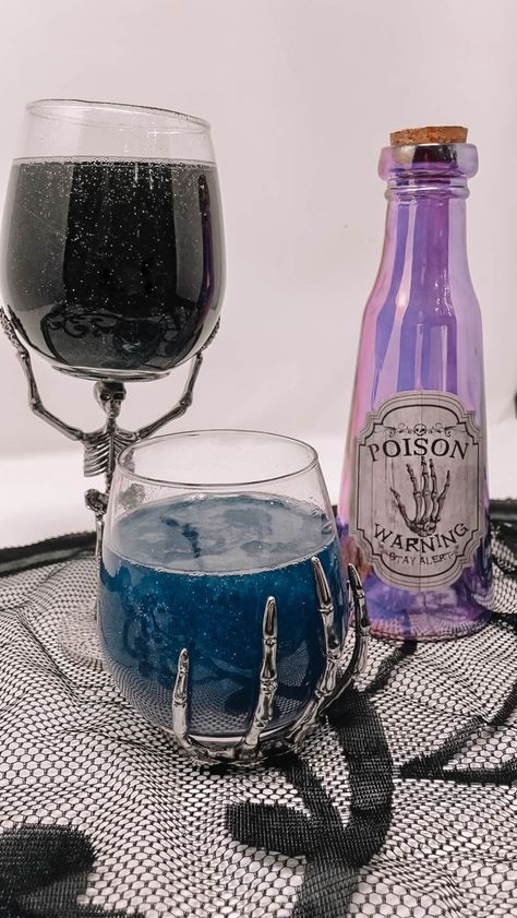 Health Potion Cocktail, Witch Themed Drinks, Halloween Potion Drinks, Potion Drinks Halloween, Potion Drinks, Halloween Punch Bowl, Edible Glitter Recipe, Dnd Cat, Themed Nights