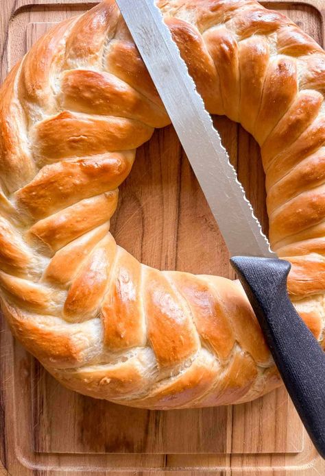 This braided bread wreath is a beautiful, delicious addition to any table! Learn how to make this stunning bread with step-by-step instructions. #BraidedBread #HolidayBaking #BreadRecipe Bread Wreath Braided, Bread Cornucopia, Wreath Bread, Homemaker Recipes, Danish Rye Bread, Cottage Loaf, Bread Wreath, Tasty Bread Recipe, Braided Bread