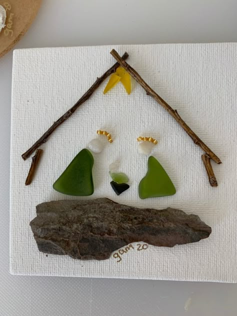 Christmas Beach Glass Art, Sea Glass Art Christmas, Seaglass Diy, Nativity Diy, Beach Glass Projects, Seaglass Christmas, Broken Glass Crafts, Sea Glass Diy, Sea Glass Artwork