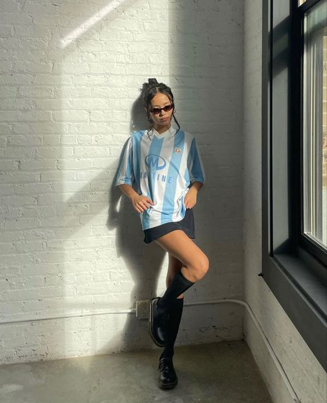 Sports Jersey Outfit, Cool Looks, Football Jersey Outfit, Soccer Outfit, Look Adidas, Football Fashion, Jersey Outfit, Looks Street Style, Football Outfits