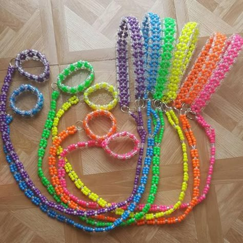 Loom Keychain, Kandi Creations, Rainbow Kandi, Pulseras Kandi, Kandi Necklace, Rubber Band Crafts, Rainbow Loom Designs, Happy Colours, Diy Kandi Bracelets