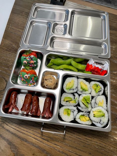 #sushi #avocado #bento Bento Sushi Lunch Ideas, Sushi Bento Box Ideas, Bento Box Lunch Avocado, Sushi School Lunch, Tuna Salad Bento Lunch, Homemade School Lunches, Cute Japanese Bento Boxes, Healthy Baby Food, Homemade Sushi