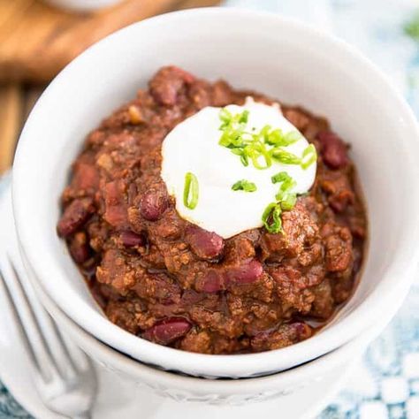 Dutch Oven Chili Con Carne Dutch Oven Chili, Chili Con Carne Recipe, Chipotle In Adobo Sauce, How To Cook Chili, Dutch Oven Cooking, Dutch Oven Recipes, Healthy Meals To Cook, Healthy Foodie, Chili Recipes