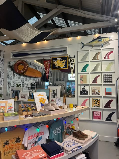 Surf Shop Aesthetic Interior, Vintage Surf Shop Aesthetic, Surf Shop Interior Design, Beach Store Design, Garage Hang Out Space, Surf Shop Design, Surf Shop Interior, Surf Shop Aesthetic, Vacations Aesthetic