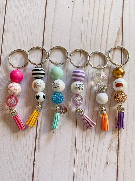 Bubble Gum Beads Keychain, Bubble Gum Bead Keychain Diy, Bubblegum Beads Keychain, Bubble Gum Bead Ideas, Bubblegum Bead Keychains, Bubblegum Bead Crafts, Wristlets Diy, Xmas Crafts Kids, Beaded Gifts