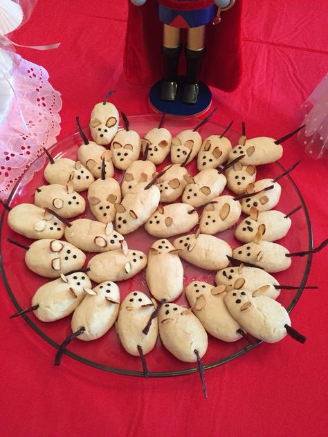 Mouse cookies Rat Birthday Party, Mouse Themed Party, Mouse Cookies, Comic Party, Cat Themed Parties, Cat Themed Birthday Party, Kitten Party, Cat Birthday Party, Pig Party