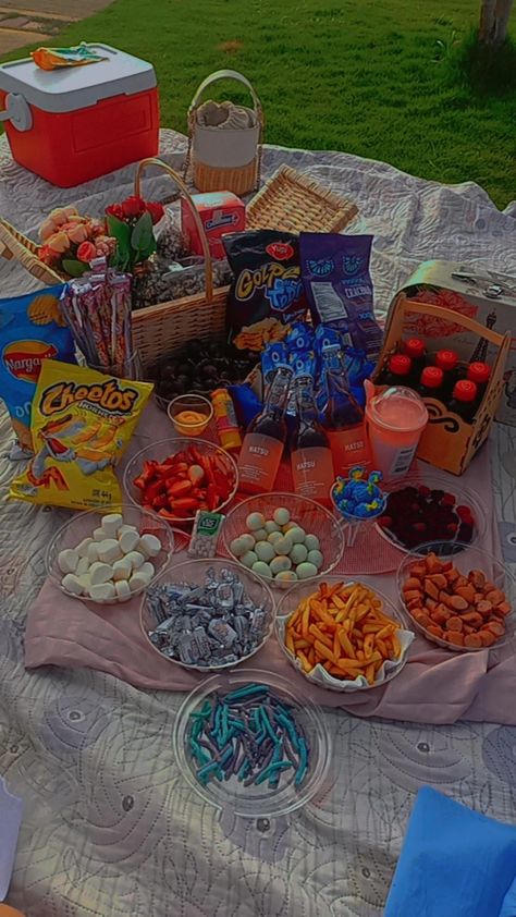 Inspo picnic Color Picnic Challenge, Picnic List Ideas, Color Picnic Ideas, Simple Picnic Food Ideas For Two, Picnic Basket Food Ideas, Picnic For Birthday, Simple Picnic Ideas For Couples, Dia De Campo Picnic Ideas, Picnic Outfit Ideas Summer