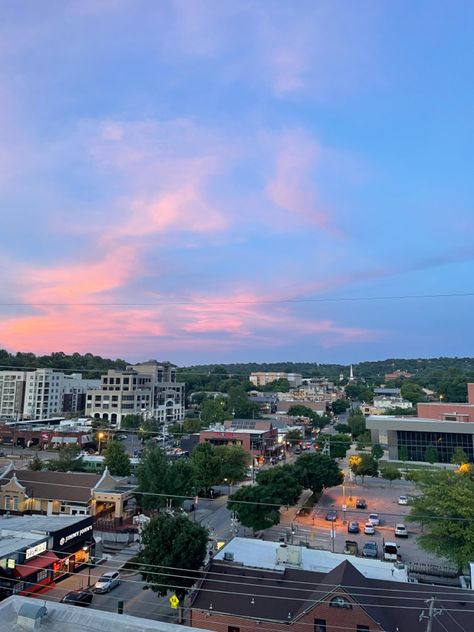 #sunset #fayetteville #arkansas #uark #college #dicksonstreet #dicksonatnight #citysunset #city #cityview Dickson Street Fayetteville, Fayetteville Arkansas Aesthetic, University Of Arkansas Aesthetic, Arkansas Aesthetic, Fayetteville State University, Alpha Quote, Usa Dream, College Goals, Arkansas City