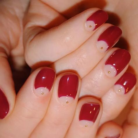 Minimal Christmas Nail Art, Red Gold Nail Art, Short Red And Gold Nails, Christmas Nail Simple, Xmas Nails Christmas, New Year Nail Art, Minimal Nail, Gold Accent Nail, Nail Art Designs For Beginners