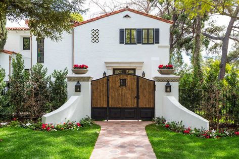 Spanish Style Exterior, Modern Spanish Style, Colors Bedroom, Brick Fence, Storage Bedroom, Horizontal Fence, Mediterranean Landscaping, Front Yard Fence, Farm Fence