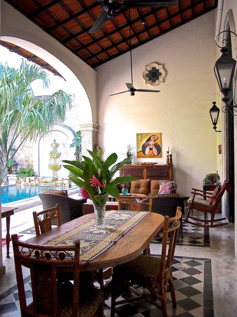 French Colonial Mansion, Mexican Living Room Decor Hacienda Style, Hispanic Home Decor, Mexican Style Interior, Old Spanish House, Spanish Style Dining Room, Modern Mexican Living Room, Mexican Dining Room, Modern Farmhouse Dining Room Ideas