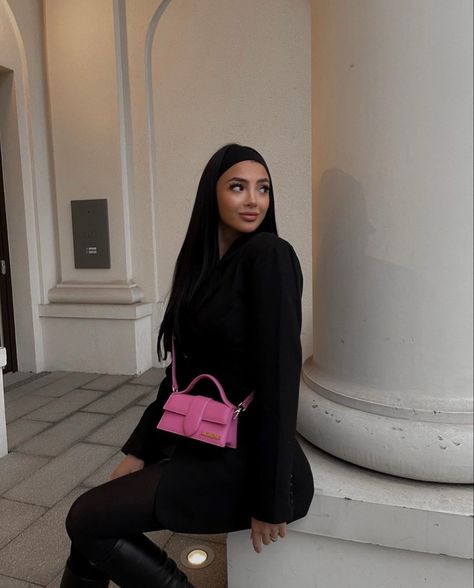 Pink Bag Winter Outfit, Blush Purse Outfit, Hot Pink Purse Outfit, Outfit With Pink Bag, Pink Handbag Outfit, Pink Purse Outfit, Pink Bag Outfit, Jacquemus Bag Outfit, Pink Bags Outfit