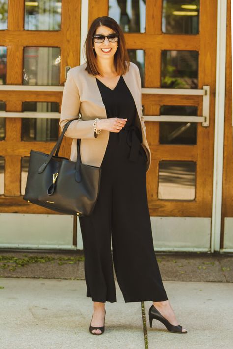 A style guide on how to wear a jumpsuit to work. Featuring the ideal jumpsuit for a work environment and styling options for blazers, shoes and jewelry. Here I’m wearing the Everlane jumpsuit, which I believe is the perfect beginner jumpsuit for both casual and work purposes. Who knew a jumpsuit for work would be such a fun thing to wear. Black Jumpsuit With Blazer, Spaghetti Strap Jumpsuit Outfit, Everlane Jumpsuit, Jumpsuit For Work, Jumpsuit Outfit Winter, Grad School Outfit, How To Wear A Jumpsuit, Black Jumpsuit Outfit, Work Jumpsuit