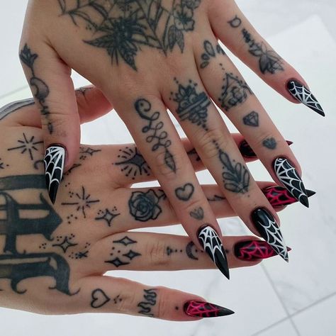 Art Hand Tattoo, Blackout Sleeve Tattoo, Blackout Sleeve, Cuticle Tattoos, Neo Traditional Tattoos, Tattoos Floral, Tattooed Models, Tattoos Watercolor, Tattoo Sleeve Ideas