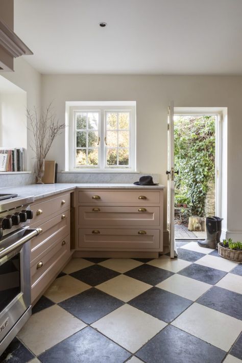 Chequerboard Tiles, 18th Century House, Queen Anne House, Kitchen Floors, White Headboard, London House, Stylish Kitchen, White Tiles, House Garden