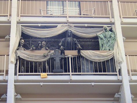 8 awesomely easy ways to decorate your apartment balcony for Halloween Hollween Decorations, Decorated Balcony, Halloween Patio Decor, Halloween Balcony, Halloween Decorations Apartment, Apartment Halloween, Patio Decorations, Halloween Patio, Contest Ideas