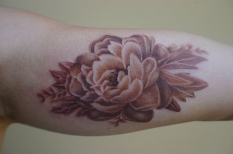 Want to keep all my tattoos in a sepia tone Tattoo Dream, Sepia Color, Tasteful Tattoos, Awesome Tattoos, Pattern Tattoo, Skin Art, Random Pics, Love Tattoos, Get A Tattoo