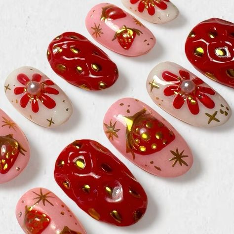 Custom strawberry set for @mv3lle ☆ Prix: 70 CHF tips are short round on the pic #nail #nails #pressonnails #pressons #nailextensions #stickonnails #y2knails #y2k #y2kaesthetic #y2kfashion #nailart #naildesign #naildesigns #3dnails #chromenails #goldnails #strawberrynails #coquettenails Strawberry Gel Nails, Red Strawberry Nails, Strawberry Gel, Strawberry Nails, Berry Nails, Y2k Nails, Red Strawberry, Nails Desing, Stick On Nails