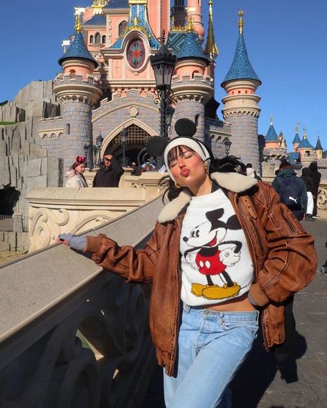 Disneyland Aesthetic Outfit, Disney Outfits Winter, Disney Winter Outfits, Disneyland Outfit Winter, Disney Christmas Outfits, Disneyland Aesthetic, Disney Poses, Disney Trip Outfits, Disney Outfits Women