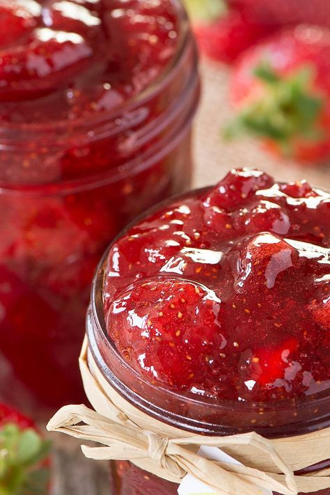 Easy to make, homemade strawberry jam with extra tips for using frozen strawberries, what to do if you don't have a sugar thermometer and what to do if your jam doesn't set. Strawberry Marmalade Recipe, Making Strawberry Jam, Frozen Strawberry Recipes, Jam Homemade, Easy Strawberry Jam, Freezer Jam Recipes, Strawberry Jam Recipe, Jam Recipes Homemade, Homemade Strawberry Jam