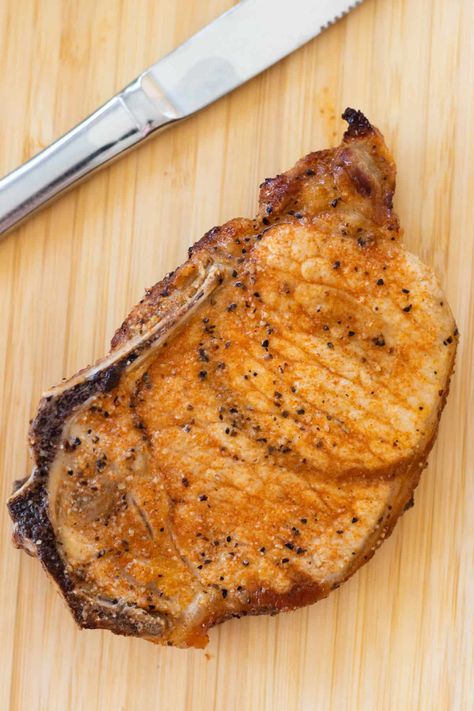 Looking for a quick and easy weeknight meal that's packed with flavor? Look no further than these juicy, tender Air Fryer Bone In Pork Chops! Best of all, this recipe requires just a handful of ingredients and is done in 25 minutes or less. Fry Pork Chops, Air Fry Pork Chops, Air Fryer Recipes Vegetables, Best Pork Chop Recipe, Canadian Dishes, Bone In Pork Chops, Air Fryer Pork, Low Carb Pork, Homemade Hamburgers