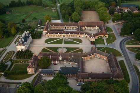 Luxury Horse Stables, Horse Farm Layout, Horse Stables Design, Luxury Horse Barns, Dream Barn Stables, Equestrian Stables, Luxury Horse, Horse Farm Ideas, Horse Barn Designs