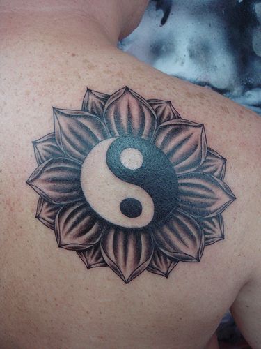 yin yang on the lotus (Dejavu Tattoo Studio Chiangmai Thai… | Flickr Yin Yang Tattoo Meaning, Ying Yang Tattoo, Shoulder Blade Tattoo, Yang Tattoo, Lotus Tattoo Design, Yin Yang Tattoos, Lotus Tattoo, School Tattoo, Flower Tattoo Designs