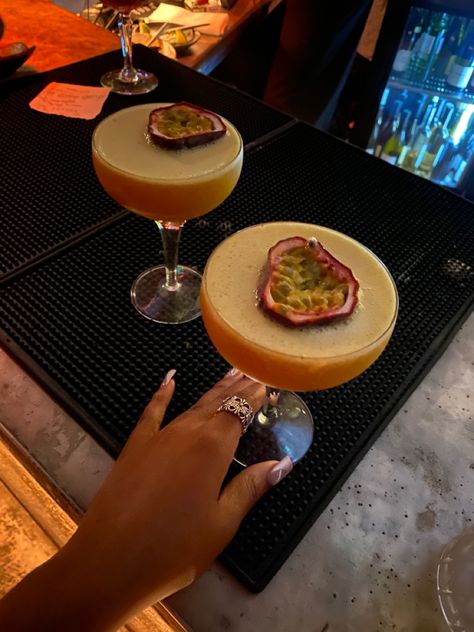 Dinner Drinks Aesthetic, Passion Fruit Martini Aesthetic, Passionfruit Aesthetic, Passion Fruit Cocktail, Passionfruit Martini, Passion Fruit Martini, Fruit Martini, Bar Aesthetic, Pretty Alcoholic Drinks