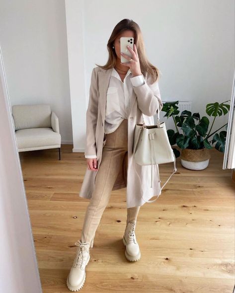 Cream Boots Outfit, Beige Boots Outfit, 10 Winter Outfits, Lederhosen Outfit, White Boots Outfit, Outfit Botas, Boots Beige, Beige Outfit, Mode Inspo