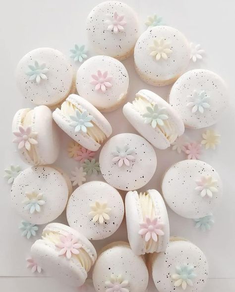 White Macaroons, Pastel Macarons, Wedding Macarons, 15th Birthday Cakes, Macaron Filling, Dessert Soap, Macaron Cookies, Macaroon Recipes, Spring Cookies