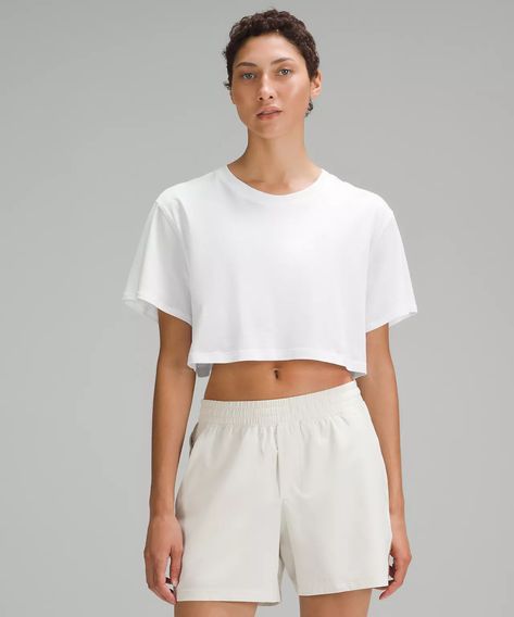 Boxy crop tops - xl Boxy Crop Top, Genderless Fashion, Lululemon Outfits, Cropped Tee Shirt, Short Sleeve Shirt Women, Short Sleeve Shirts, Cropped T Shirt, Cropped Tee, Short Sleeve Cropped Top