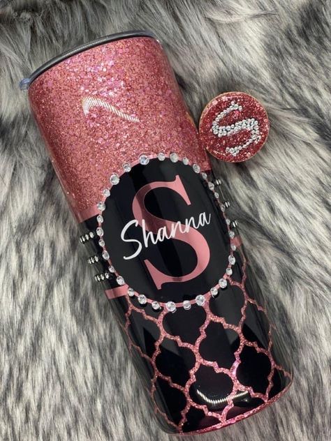 Rose Gold Glitter Tumbler Ideas, New Tumbler Designs, Boujee Tumbler Cups, Pink And Black Tumbler Ideas, Coffee Cup Tumbler Ideas, Queen Tumbler Ideas, Creative Tumbler Designs, Flower Glitter Tumbler, Girly Tumbler Ideas