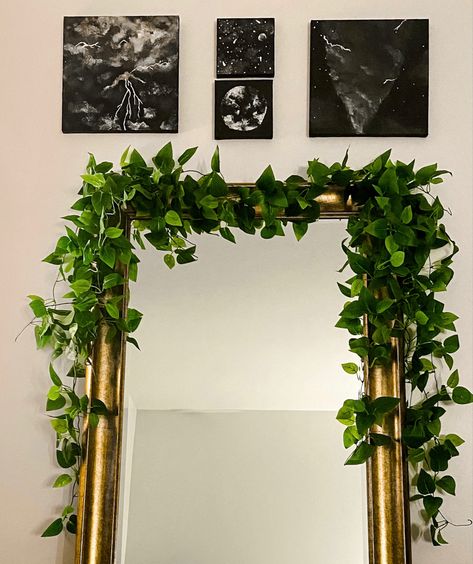 Vine Around Mirror, Leaves On Mirror, Leaves Around Mirror, Mirror Vines Decor, Mirror With Greenery Around It, Mirror With Plants Around It On Wall, Mirror With Leaves, Vine Mirror Decor, Plants Around Mirror