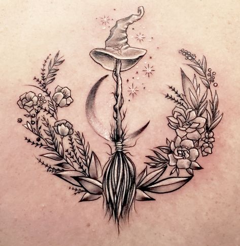 Incredibly beautiful witchy tattoo! Moon Witch Tattoo, Wiccan Tattoos, Tato Henna, Witch Tattoo, Halloween Tattoo, Moon Witch, Arrow Tattoo, Floral Moon, White Witch