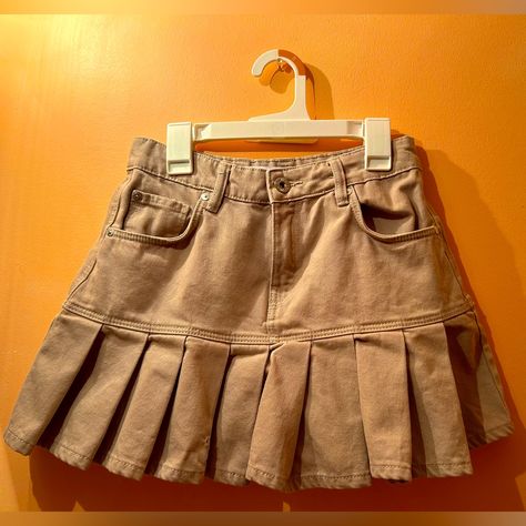 Beige Pleated Mini Skirt, Khaki Pleated Skirt, Low Waisted Skirt, Khaki Mini Skirt, Fuzzy Skirt, Pleats Pattern, Tan Skirt, Khaki Skirt, Normal Clothes