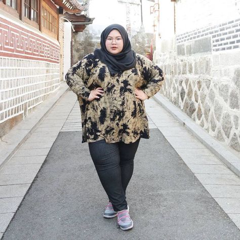 Plus Size Hijabi Outfits, Make Up Icon, Plus Size Hijab Fashion, Hijab Plus Size, Hijab Poses, Modest Fashion Plus Size, Plus Size Hijab, Mode Niqab, Wearing Hijab