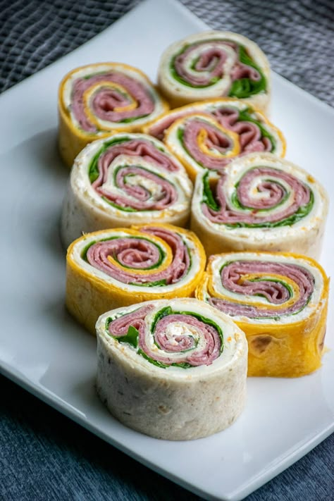 Roast Beef Pinwheels, Roast Beef Roll Ups, Roast Beef And Horseradish, Beef Roll Ups, Beef Wraps, Sliced Roast Beef, Pinwheel Appetizers, Beef Roll, Pinwheel Recipes