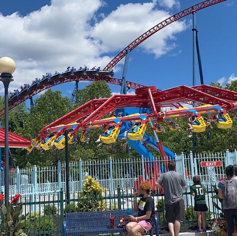 Superman The Ride Passing Supergirl Sky Flyer Six Flags New England Six Flags New England Superman, Six Flags New England, Six Flags México, 6 Flags, Country Bears, Enchanted Tiki Room, Sky Pics, Star Tours, Sleeping Beauty Castle