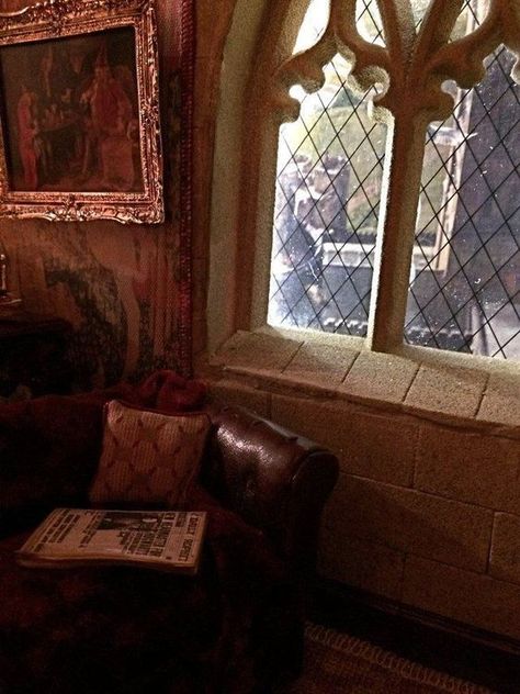 Gryffindor Dorm Room, Harry Potter Dorm, Gryffindor Dorm, Hogwarts Dorm, Gryffindor Common Room, Stile Harry Potter, Gryffindor Aesthetic, Harry Potter Wall, Harry Potter Disney