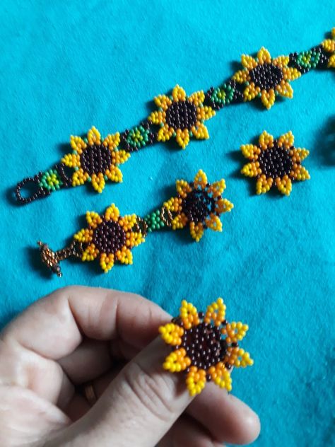 Sunflower Seed Bead Pattern, Beaded Sunflower, Beaded Flowers Patterns, Seed Bead Crafts, Diy Bead Embroidery, Beads Craft Jewelry, Bead Crochet Patterns, Beaded Earrings Tutorials, Beaded Earrings Diy