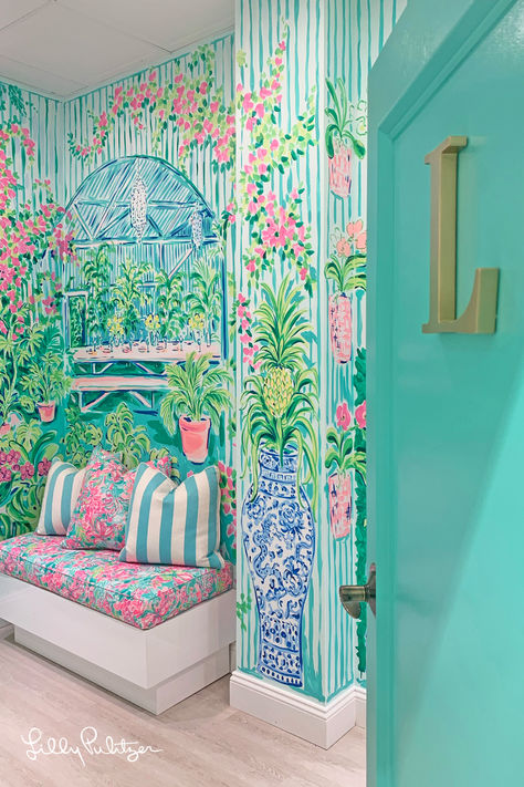 Transport yourself to a tropical paradise. Palm Beach Decor, Eclectic Wallpaper, Lilly Pulitzer Prints, Bathroom Mural, Colorful Room Decor, Vibrant Living Room, Lilly Pulitzer Inspired, Floor Murals, Palm Beach Style