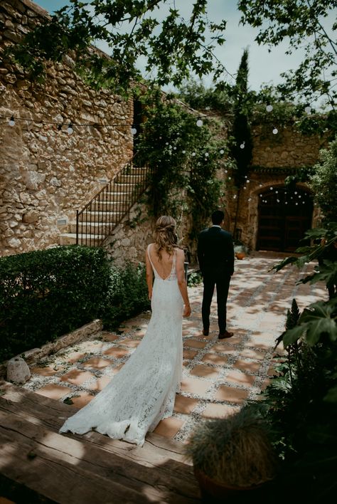 Beautiful Casa Felix Wedding // Dallas & Sabrina Photography Best Places To Get Married, Spanish Style Wedding, Place To Get Married, Barcelona Wedding, Wedding Spain, Spanish Wedding, Minimalist Wedding Dresses, Villa Wedding, European Wedding