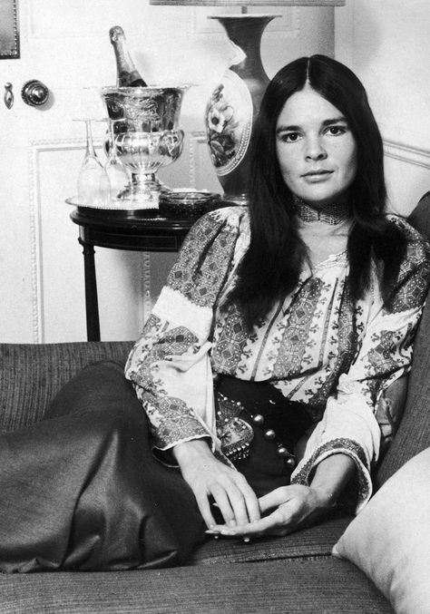 How Ali MacGraw Survived Fame 70s Style Icons, Ali Mcgraw, Katharine Ross, Ryan O'neal, Ali Macgraw, 70s Clothing, Vogue France, Fashion 90s, Vogue Us