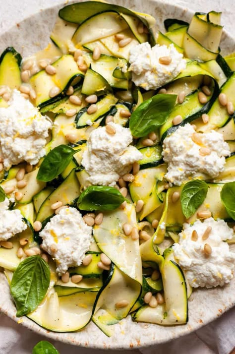 Easy Easy Zucchini Salad Recipe - Tasting With Tina Pasti Fit, Sommer Mad, Grilled Peppers, Zucchini Salad, Easy Zucchini, Grilled Zucchini, Summer Side Dishes, Zucchini Recipes, Grilled Vegetables