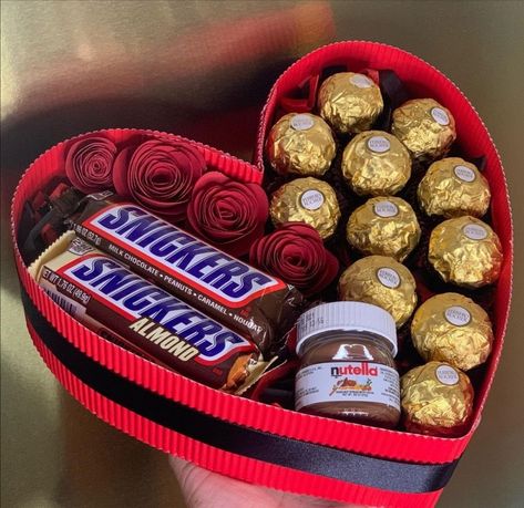 Heart Box Chocolate, Heart Shape Gift Box Ideas, Ideas Para Vender En San Valentin, Candy Gifts Diy, Candy Gift Baskets, Valentine Gift Baskets, Valentine's Day Gift Baskets, Chocolate Gifts Basket, Flower Box Gift