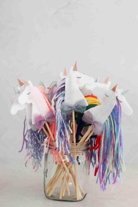 DIY Unicorn Wand Using Yarn Scraps Unicorn Decorations Diy, Diy Unicorn Decorations, Magic Wand Craft, Unicorn Wand, Diy Unicorn Birthday Party, Unicorn Crafts For Kids, Unicorn Gift Bags, Yarn Scraps, Unicorn Craft