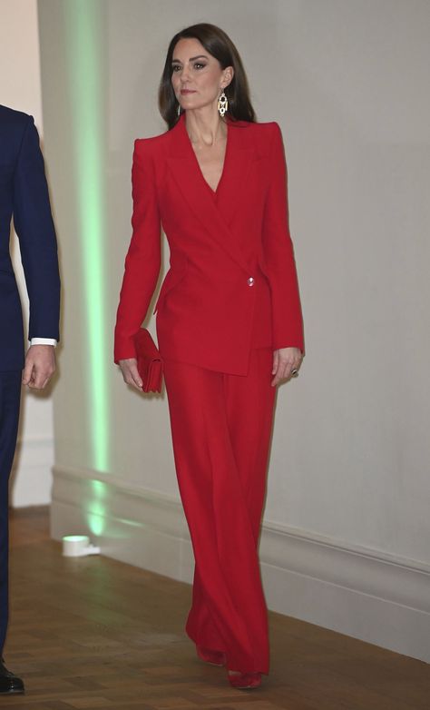 Kate Wedding Dress, Style Kate Middleton, Duchesse Kate, Düşes Kate, Princesse Kate Middleton, Looks Kate Middleton, Kate Middleton Outfits, Red Trousers, Style Royal